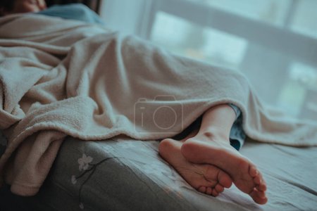 Téléchargez les photos : Pieds de bébé endormi sur le lit - en image libre de droit