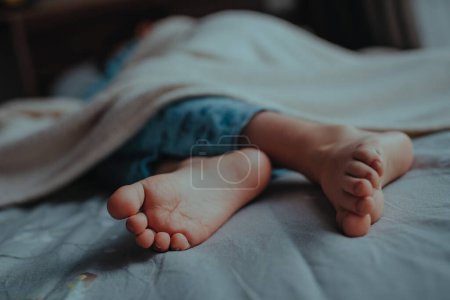 Téléchargez les photos : Pieds de bébé endormi sur le lit - en image libre de droit