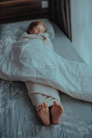 Téléchargez les photos : Bébé endormi dans le lit le matin - en image libre de droit