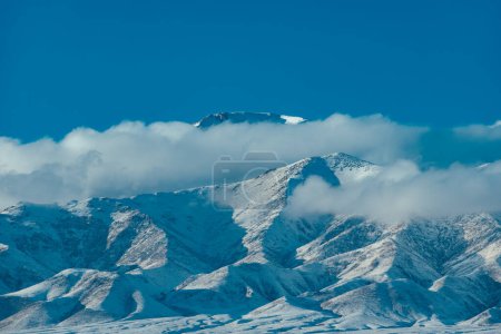Téléchargez les photos : Pics de montagne enneigés avec nuages en hiver - en image libre de droit