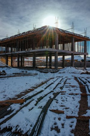 Foto de Casa en construcción en invierno día soleado - Imagen libre de derechos