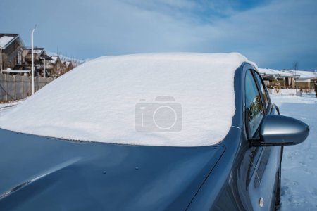 Téléchargez les photos : Pare-brise de voiture couvert de neige par temps froid d'hiver - en image libre de droit
