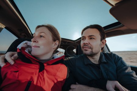 Téléchargez les photos : Heureux jeune couple de touristes dans la voiture - en image libre de droit
