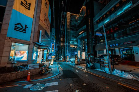 Foto de Seúl, Corea del Sur - 23 de febrero de 2024: Calle Seúl con bares nocturnos - Imagen libre de derechos