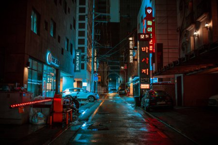 Téléchargez les photos : Séoul, Corée du Sud - 24 février 2024 : Rue Séoul avec bars de nuit - en image libre de droit
