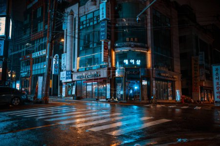 Foto de Seúl, Corea del Sur - 24 de febrero de 2024: Calle peatonal de Seúl con bares nocturnos - Imagen libre de derechos