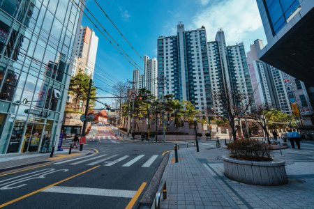 Téléchargez les photos : Séoul, Corée du Sud - 27 février 2024 : Zone urbaine avec immeubles de grande hauteur, rue Téhéran-ro - en image libre de droit