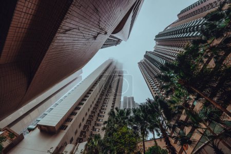 Foto de Paisaje urbano con altos edificios residenciales en Hong Kong amplia vista angular - Imagen libre de derechos