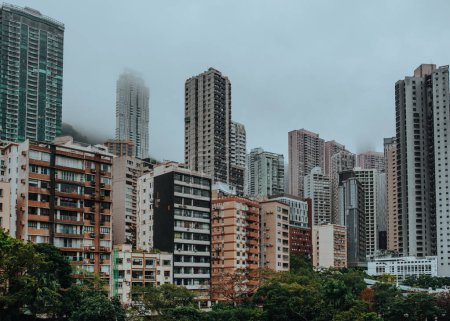 Téléchargez les photos : Paysage urbain avec de hauts bâtiments résidentiels à Hong Kong - en image libre de droit