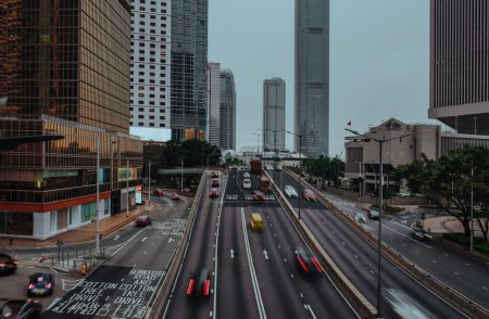 Téléchargez les photos : Zone urbaine avec autoroute à Hong Kong, longue exposition floue mouvement - en image libre de droit