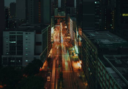 Foto de Zona urbana con autopista en Hong Kong por la noche, larga exposición borrosa movimiento - Imagen libre de derechos