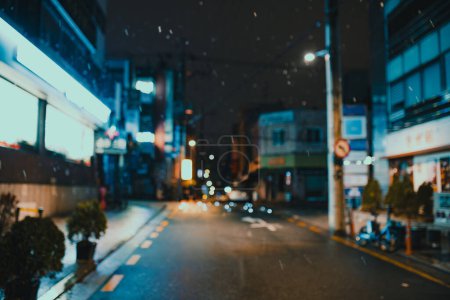 Téléchargez les photos : Rue de la ville à Séoul la nuit pendant les chutes de neige, fond abstrait flou - en image libre de droit