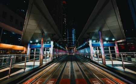 Téléchargez les photos : Gare de tramway de Dubaï la nuit, EAU - en image libre de droit