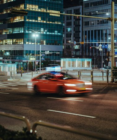 Téléchargez les photos : Taxi conduisant dans une rue à Séoul la nuit, mouvement flou - en image libre de droit
