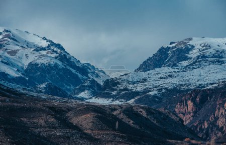 Foto de Paisaje de montaña con picos nevados en Kirguistán - Imagen libre de derechos