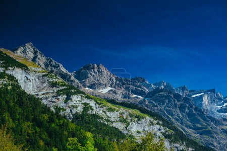 Foto de Pintoresco paisaje de los Pirineos Montañas con glaciar en verano, Francia - Imagen libre de derechos