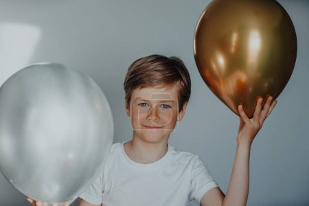 Foto de Retrato de chico guapo sonriente con globos - Imagen libre de derechos