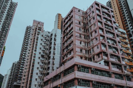 Téléchargez les photos : Paysage urbain avec de hauts bâtiments résidentiels à Hong Kong - en image libre de droit