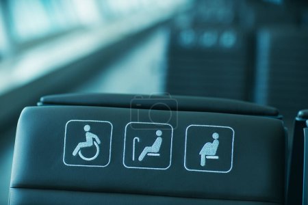 Foto de Asientos prioritarios, asientos reservados para personas con discapacidad en el aeropuerto - Imagen libre de derechos