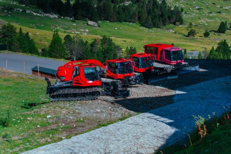 Téléchargez les photos : Chariot à neige et autres équipements spécialisés pour la préparation des pistes de ski dans les Alpes - en image libre de droit