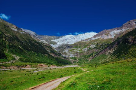 Foto de Pintoresco paisaje del valle de las montañas de los Pirineos en verano - Imagen libre de derechos