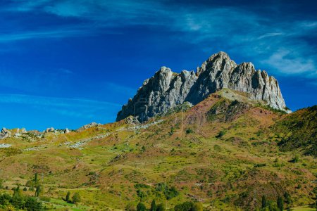 Foto de Pintoresco paisaje de los Pirineos en verano - Imagen libre de derechos