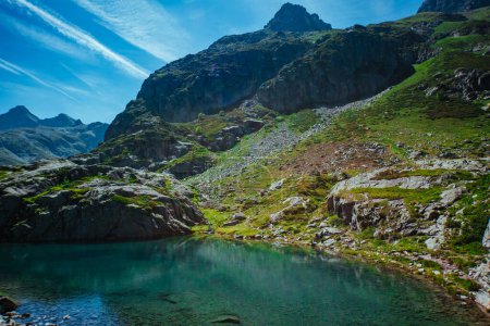 Foto de Pirineos verano paisaje de montaña con lago, Valle del Estaube, Pirineos franceses - Imagen libre de derechos
