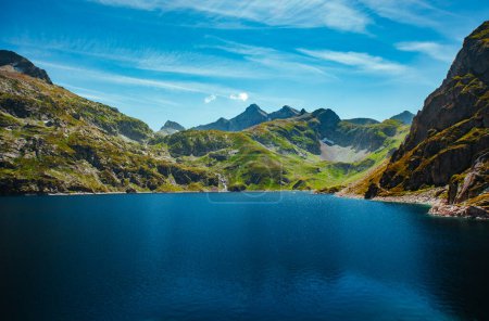 Téléchargez les photos : Pyrénées paysage de montagne d'été avec lac, vallée de l'Estaube, Pyrénées françaises - en image libre de droit