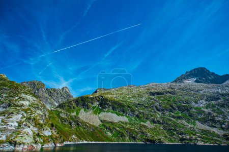 Téléchargez les photos : Pyrénées paysage de montagne d'été avec lac, vallée de l'Estaube, Pyrénées françaises - en image libre de droit