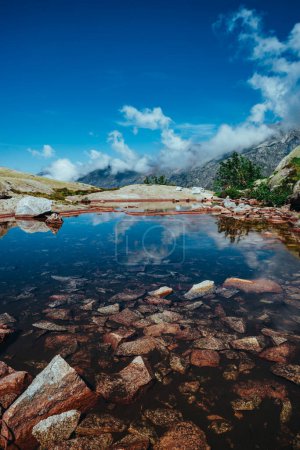 Foto de Pirineos verano paisaje de montaña con pequeño lago, Valle del Estaube, Pirineos franceses - Imagen libre de derechos