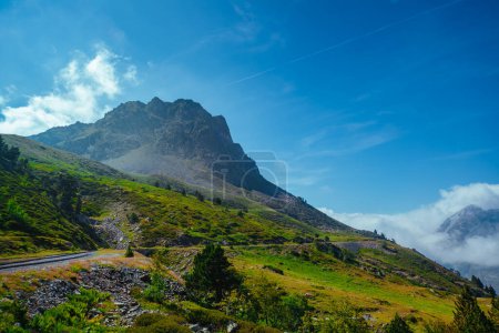 Foto de Pintoresco paisaje de los Pirineos en verano, Francia - Imagen libre de derechos