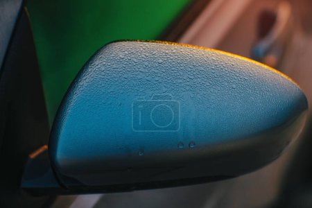 Téléchargez les photos : Gros plan du rétroviseur de voiture avec condensation d'eau le matin - en image libre de droit