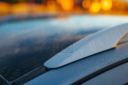 Téléchargez les photos : Toiture de voiture avec condensation d'eau le matin - en image libre de droit