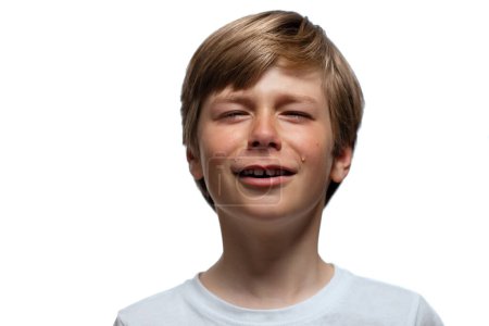 Foto de Portrait of crying boy isolated on a white background - Imagen libre de derechos