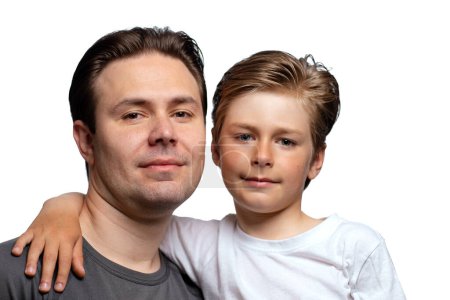 Foto de Retrato de padre e hijo felices aislados sobre un fondo blanco - Imagen libre de derechos