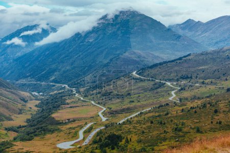 Téléchargez les photos : Vallée de montagne pittoresque avec route, Andorre - en image libre de droit