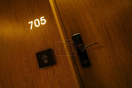 Foto de Puerta de la habitación del hotel con sistema de bloqueo eléctrico - Imagen libre de derechos