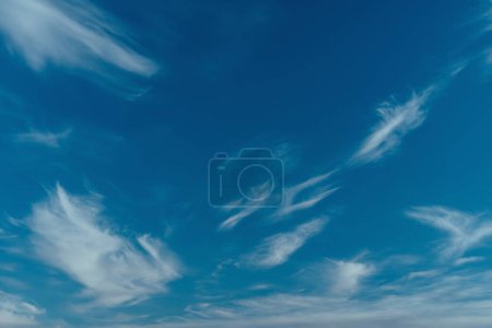 Téléchargez les photos : Nuages moelleux sur fond de ciel bleu - en image libre de droit