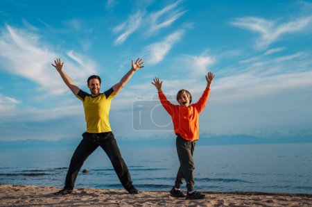 Foto de Feliz padre e hijo divirtiéndose en la orilla del lago - Imagen libre de derechos