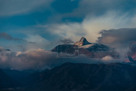 Téléchargez les photos : Sommet des montagnes et nuages au crépuscule paysage dramatique - en image libre de droit