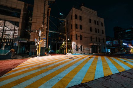 Téléchargez les photos : Séoul, Corée du Sud - 23 février 2024 : Route de nuit à Séoul avec marquage blanc et orange - en image libre de droit