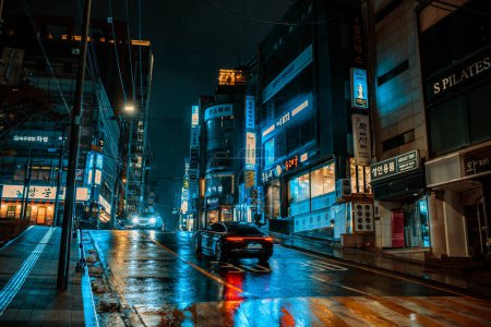 Téléchargez les photos : Séoul, Corée du Sud - 24 février 2024 : Voitures conduisant dans une rue à Séoul la nuit - en image libre de droit