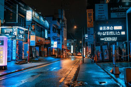 Téléchargez les photos : Séoul, Corée du Sud - 24 février 2024 : Rue Séoul avec des néons et des bars de nuit - en image libre de droit
