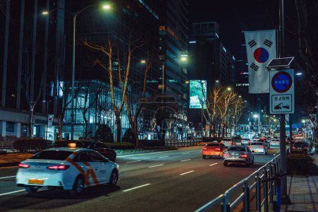 Téléchargez les photos : Séoul, Corée du Sud - 25 février 2024 : Taxi dans une rue de Séoul la nuit, rue Téhéran-ro - en image libre de droit