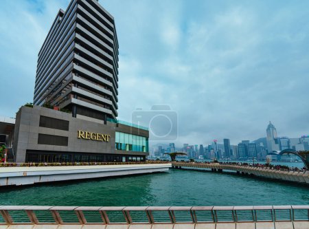 Foto de Hong Kong - 03 de marzo de 2024: Hotel Regent Hong Kong on the bay, Avenue of Stars waterfront walk - Imagen libre de derechos