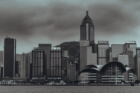 Téléchargez les photos : Hong Kong - 03 mars 2024 : Les gratte-ciel de Hong Kong sur la baie, tons sépia rétro - en image libre de droit