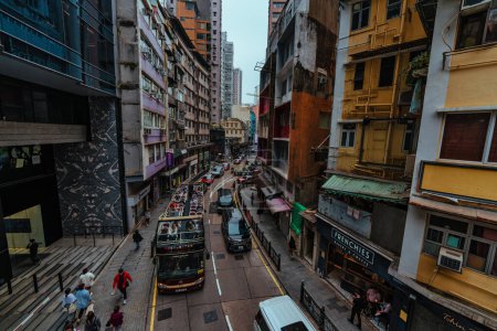 Foto de Hong Kong - 29 de febrero de 2024: Calle estrecha en Hong Kong con transporte - Imagen libre de derechos