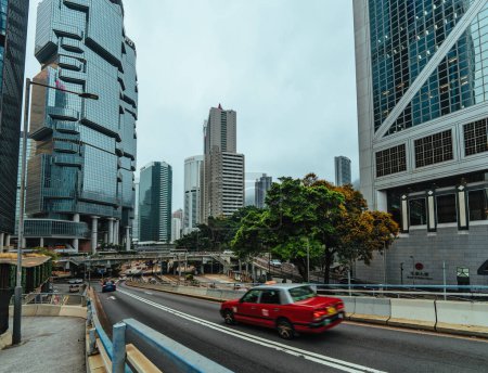 Foto de Hong Kong - 29 de febrero de 2024: Zona urbana con autopista en Hong Kong - Imagen libre de derechos