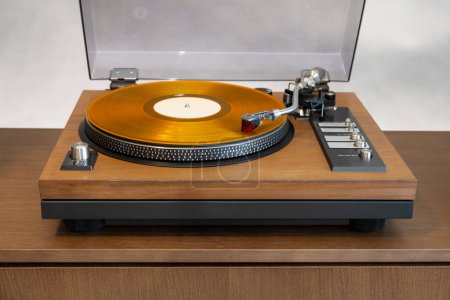 Téléchargez les photos : Lecteur de disque vinyle stéréo vintage avec couvercle en plastique ouvert et socle en bois debout sur l'étagère. Accueil Équipement audio rétro - en image libre de droit