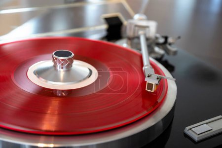 Téléchargez les photos : Vintage Stereo Turntable Vinyl Record Tonearm Cartouche Gros plan. Stylus vole au-dessus du record coloré avec bridé avec le poids. - en image libre de droit